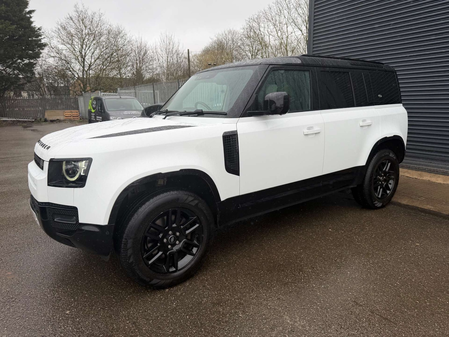 Used Land Rover Defender 2022 for sale - 77690663: Photo 2