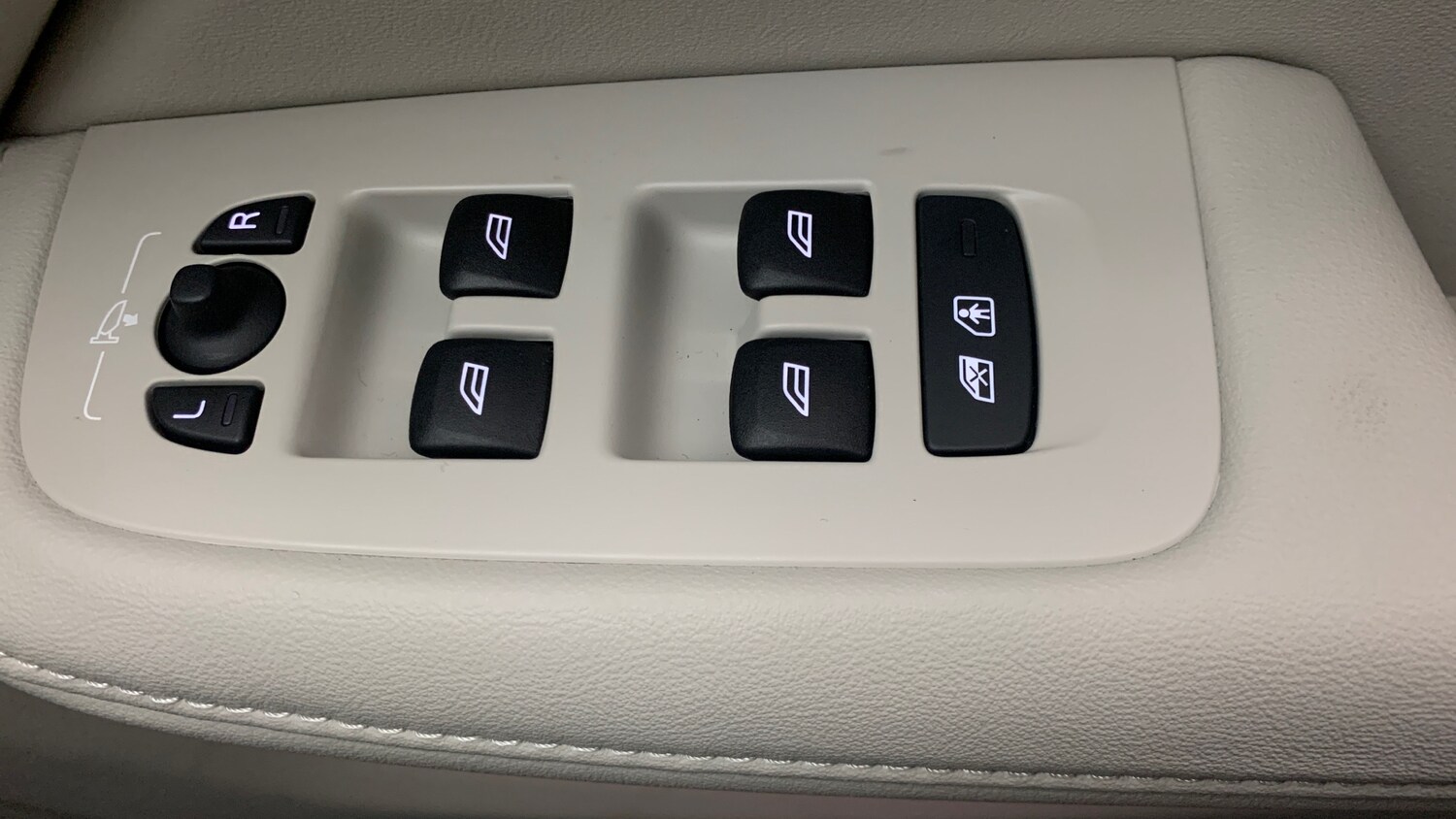 Used Volvo V60 2025 for sale - 76716069: Photo 46