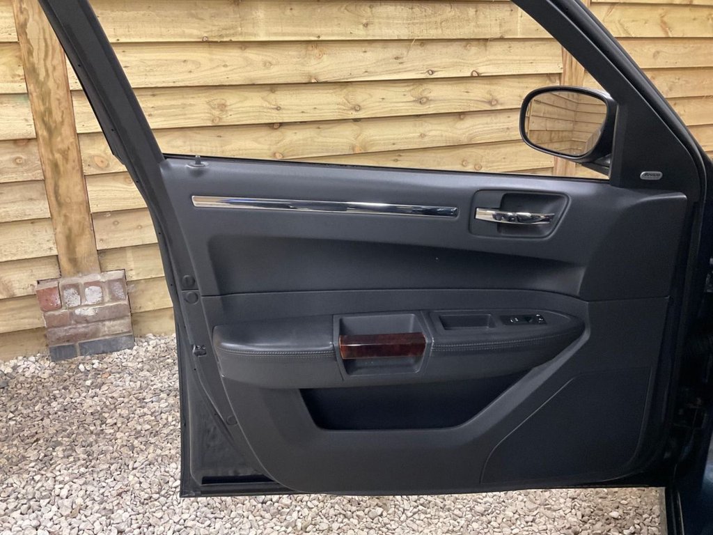 Used Chrysler 300C 2010 for sale - 76797918: Photo 23