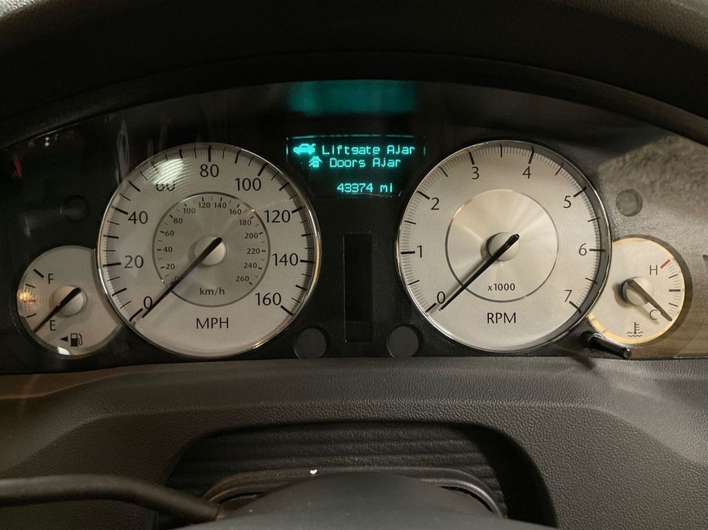 Used Chrysler 300C 2010 for sale - 76797918: Photo 37