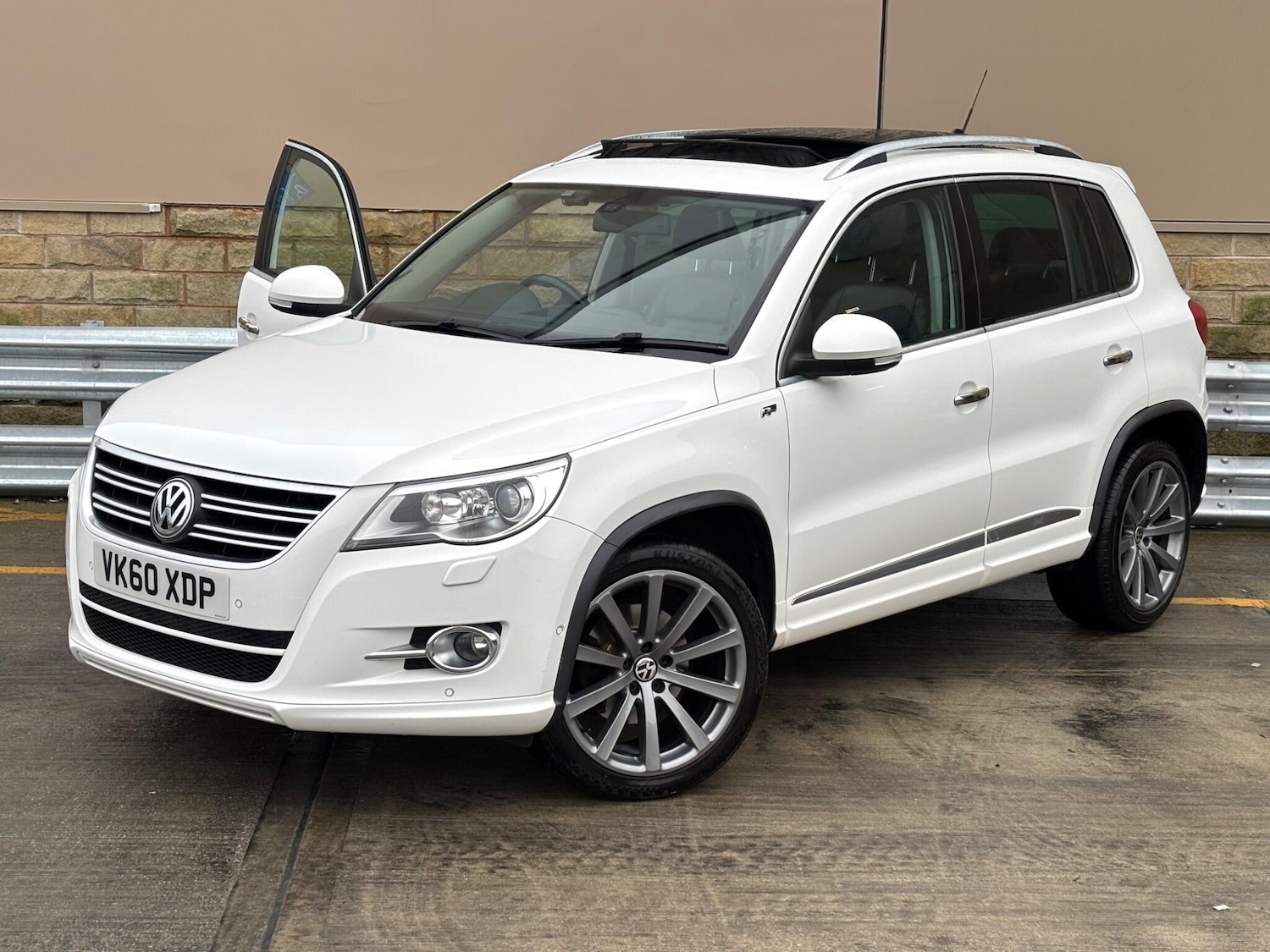 Used Volkswagen Tiguan 2010 for sale - 77242508: Photo 2