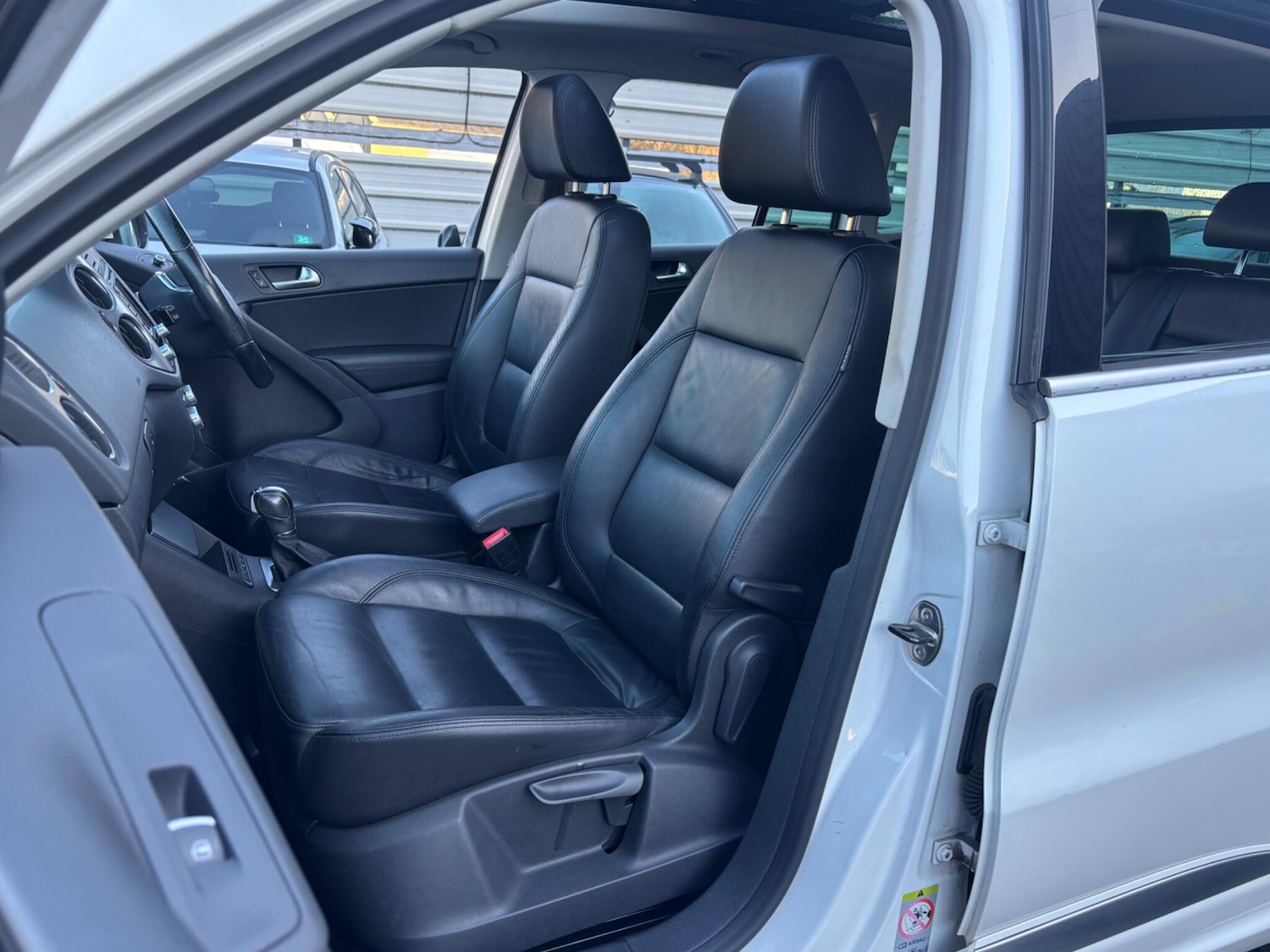 Used Volkswagen Tiguan 2010 for sale - 77242508: Photo 65