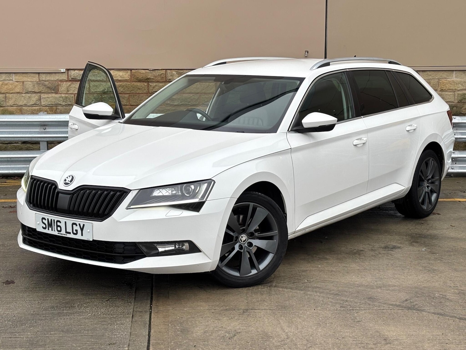 Used Skoda Superb 2016 for sale - 76935926: Photo 2