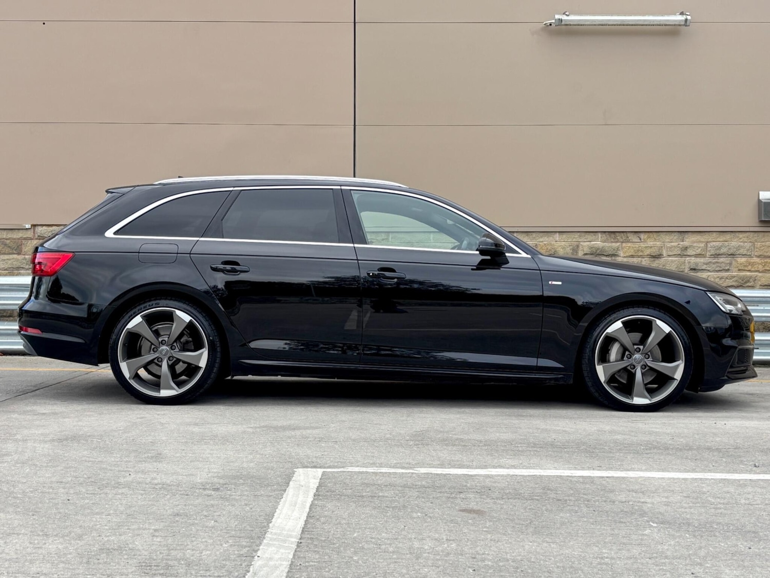 Used Audi A4 Avant 2016 for sale - 76295719: Photo 5