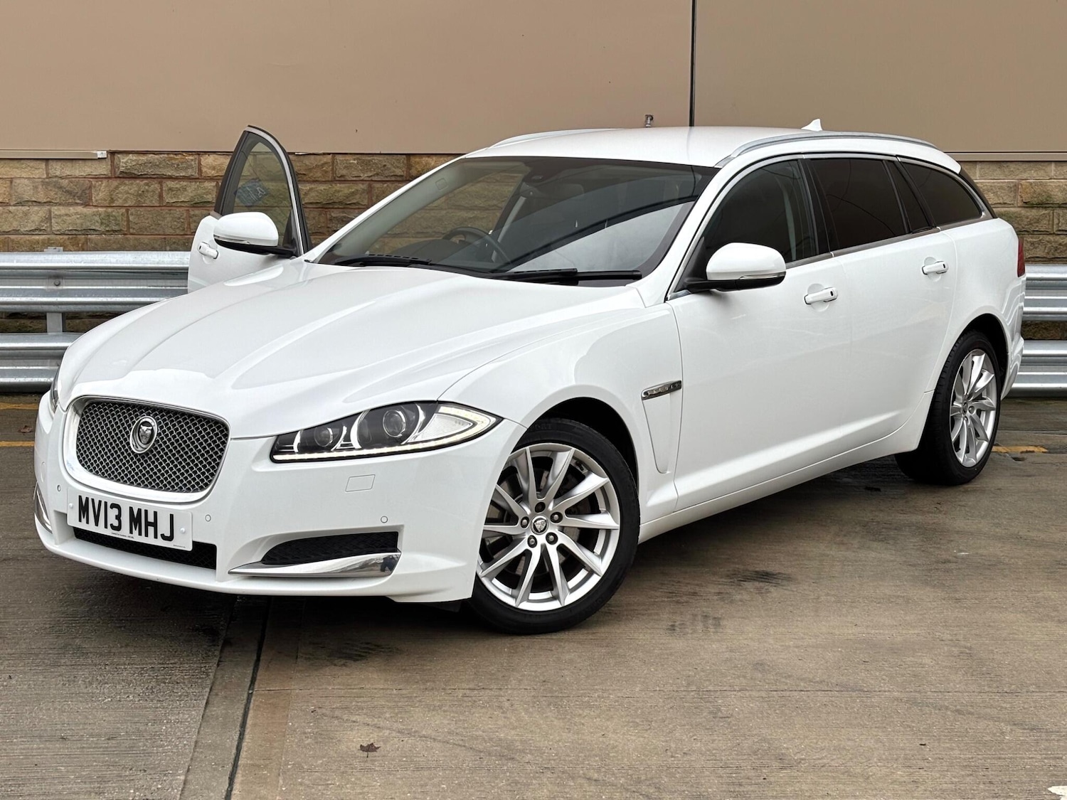 Used Jaguar XF 2013 for sale - 76765218: Photo 2