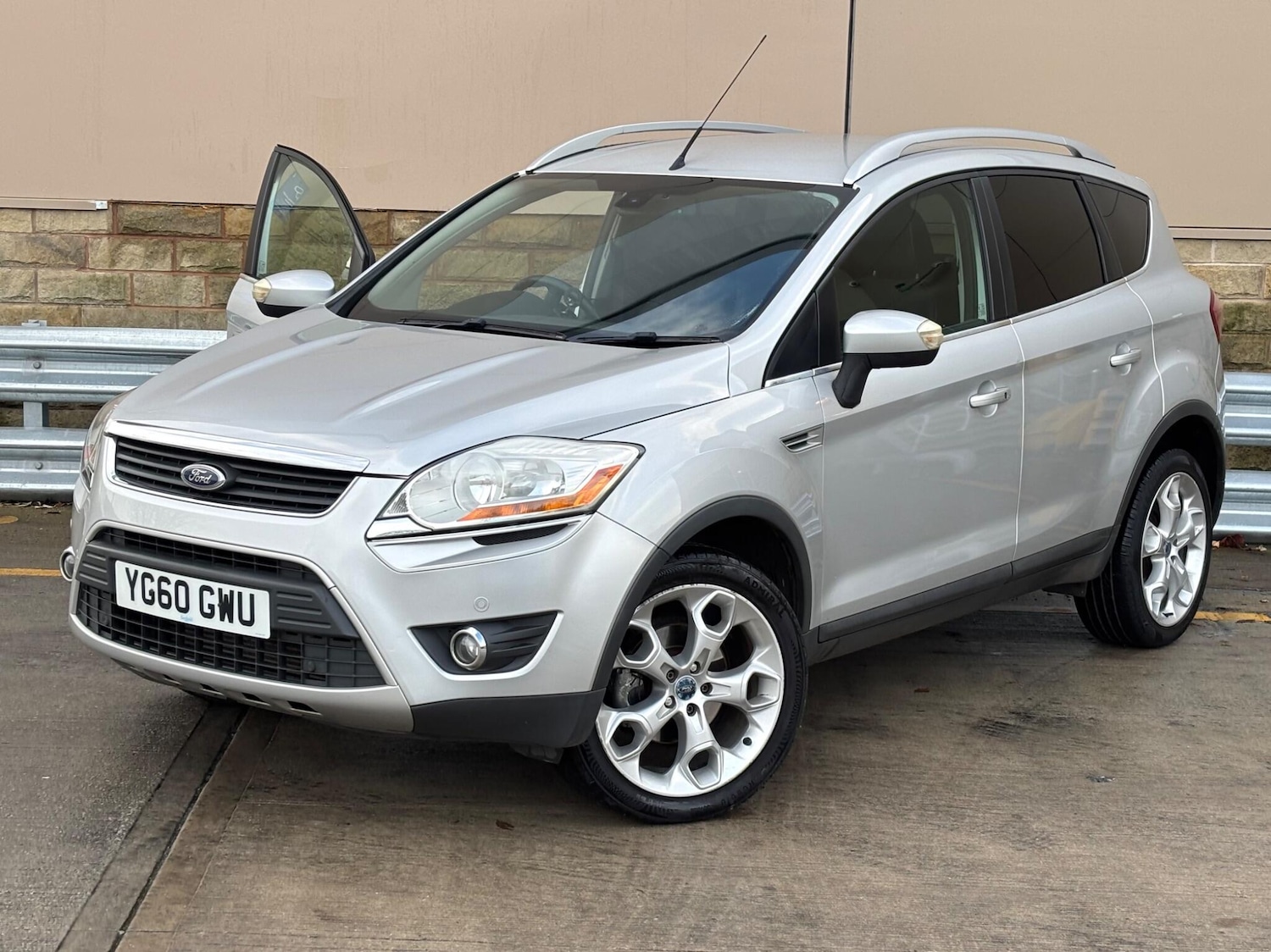 Used Ford Kuga 2010 for sale - 76936433: Photo 2