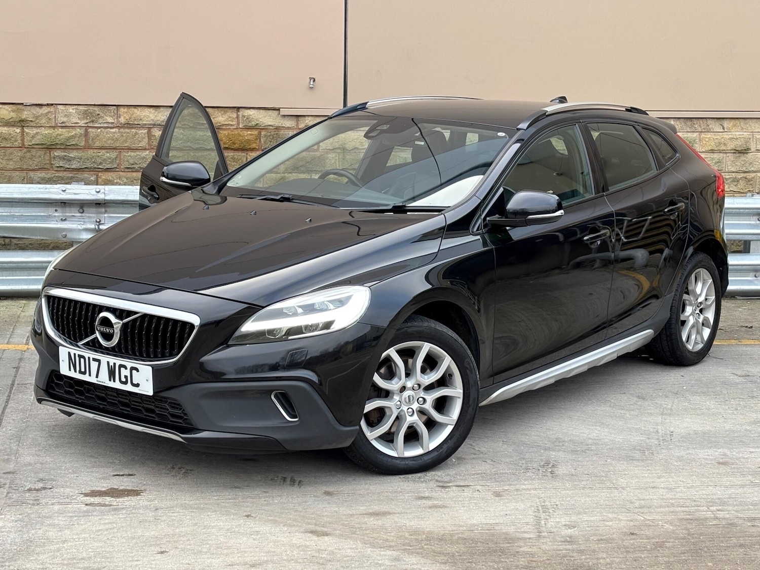 Used Volvo V40 2017 for sale - 77994367: Photo 2