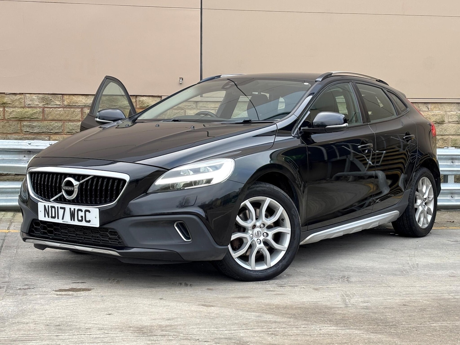 Used Volvo V40 2017 for sale - 77994367: Photo 25