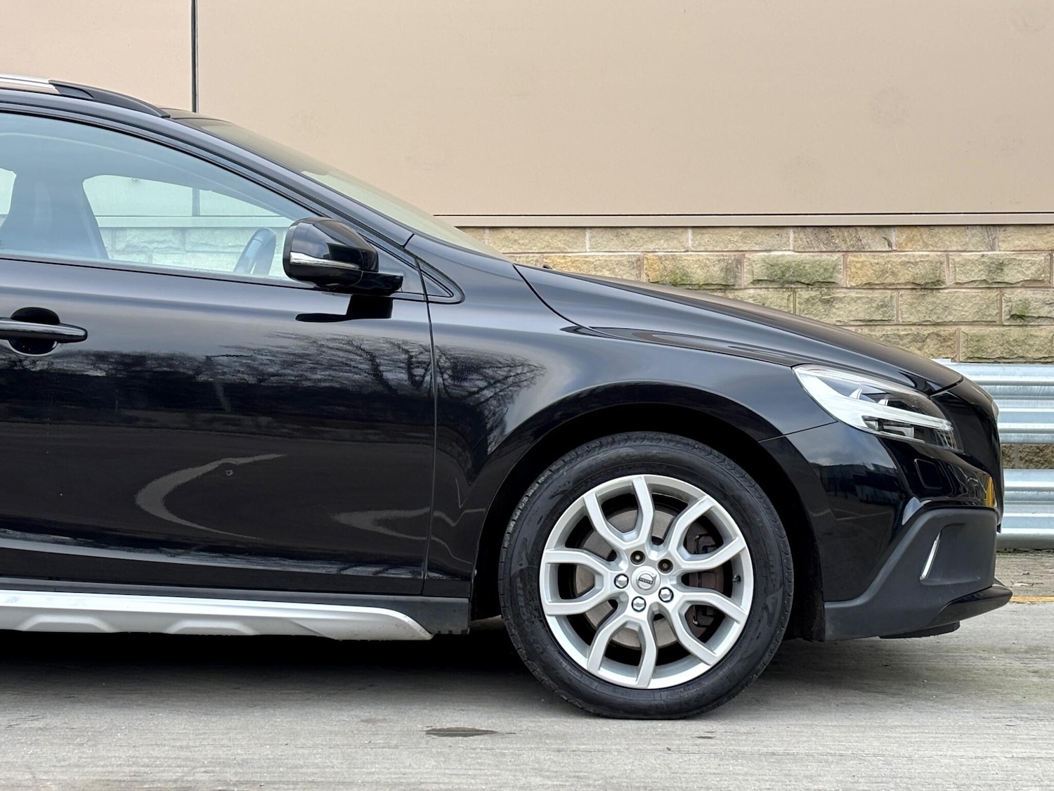 Used Volvo V40 2017 for sale - 77994367: Photo 43