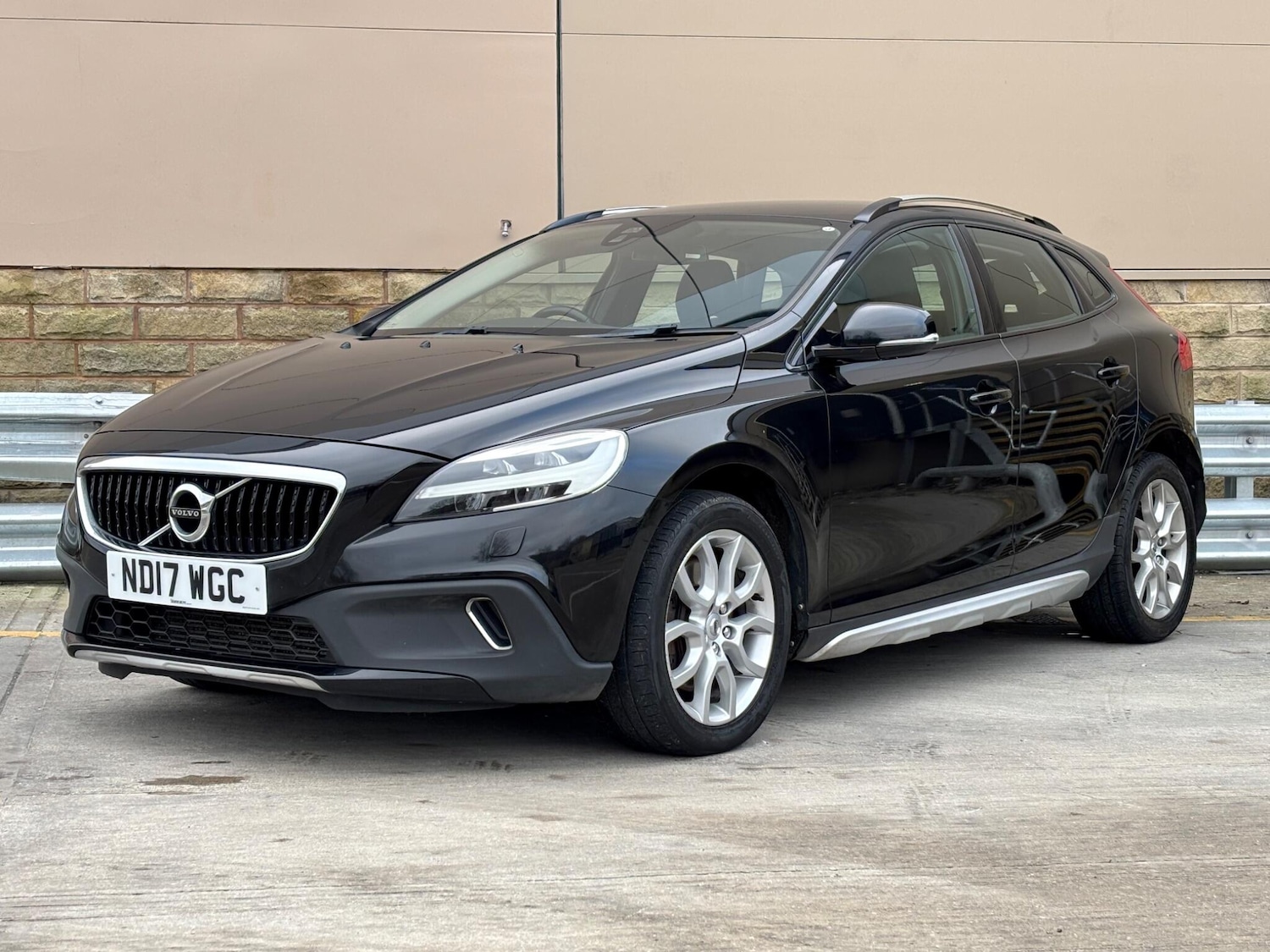 Used Volvo V40 2017 for sale - 77994367: Photo 8