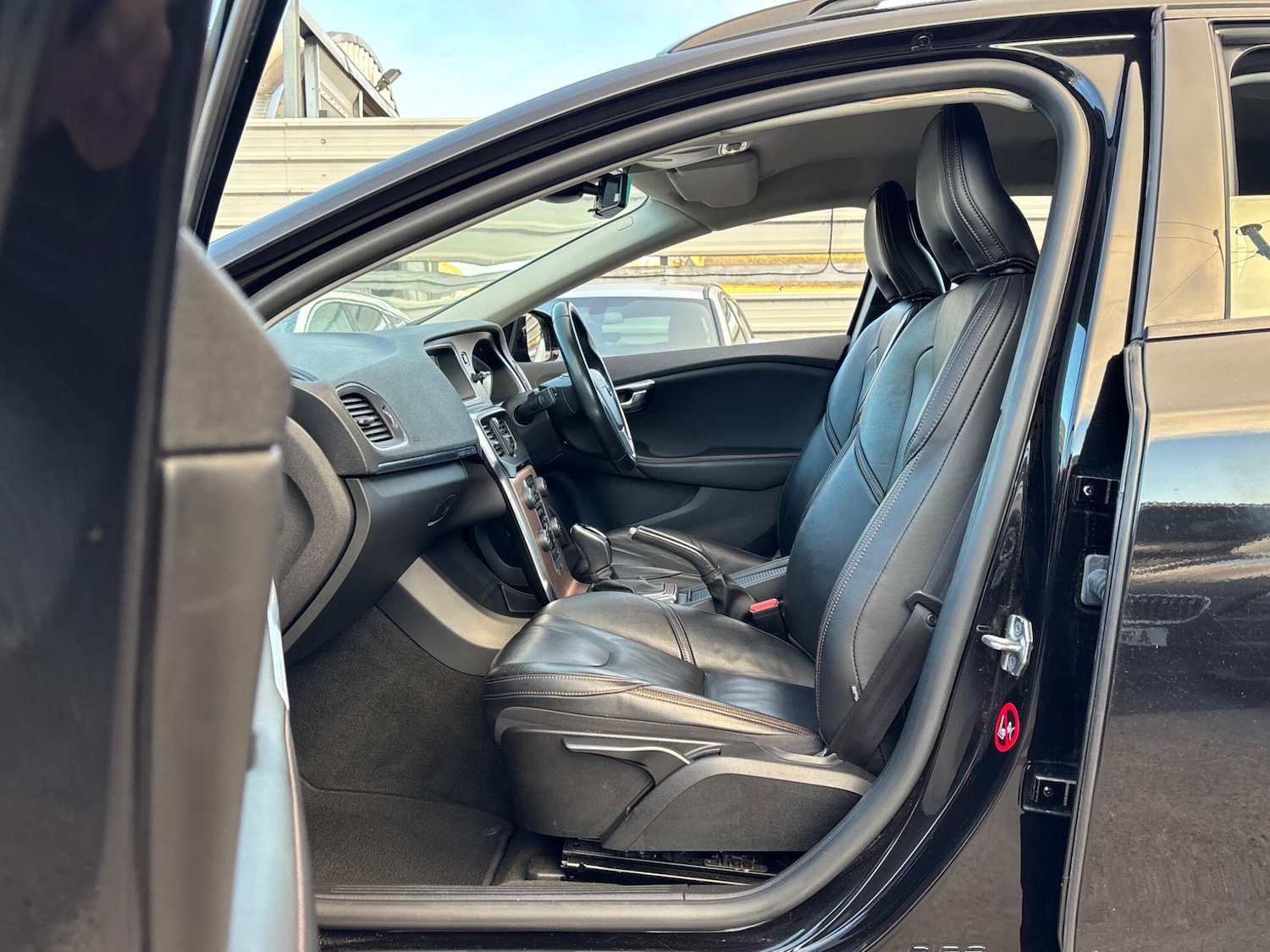 Used Volvo V40 2017 for sale - 77098078: Photo 46