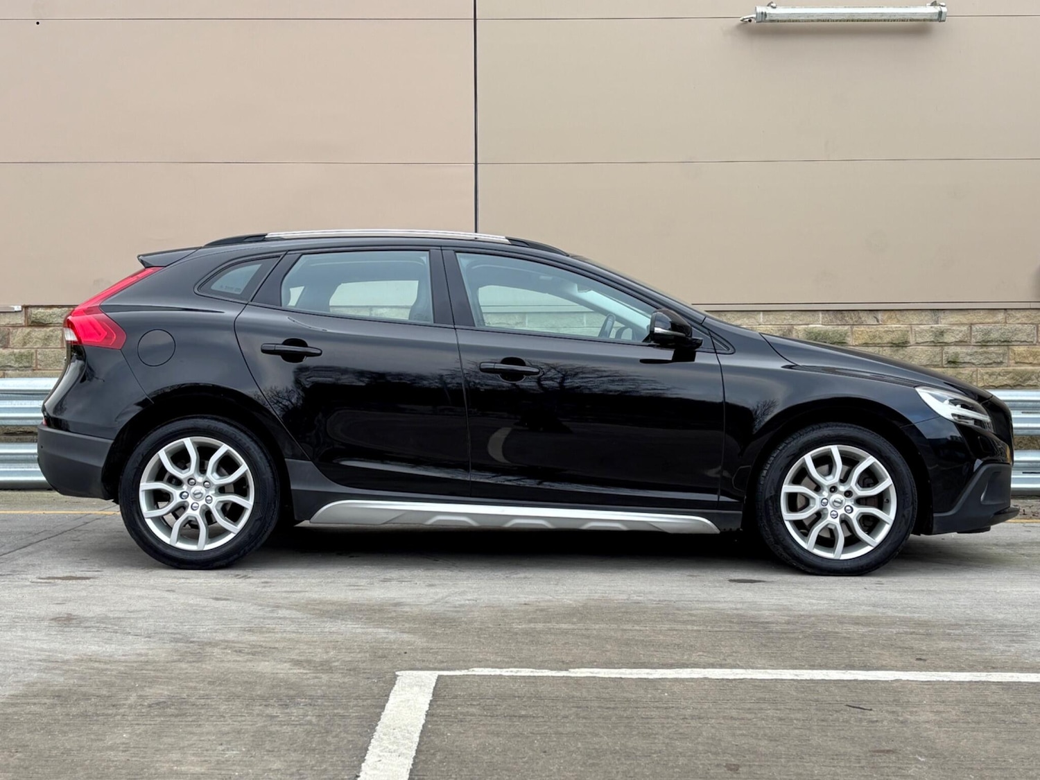 Used Volvo V40 2017 for sale - 77098078: Photo 5