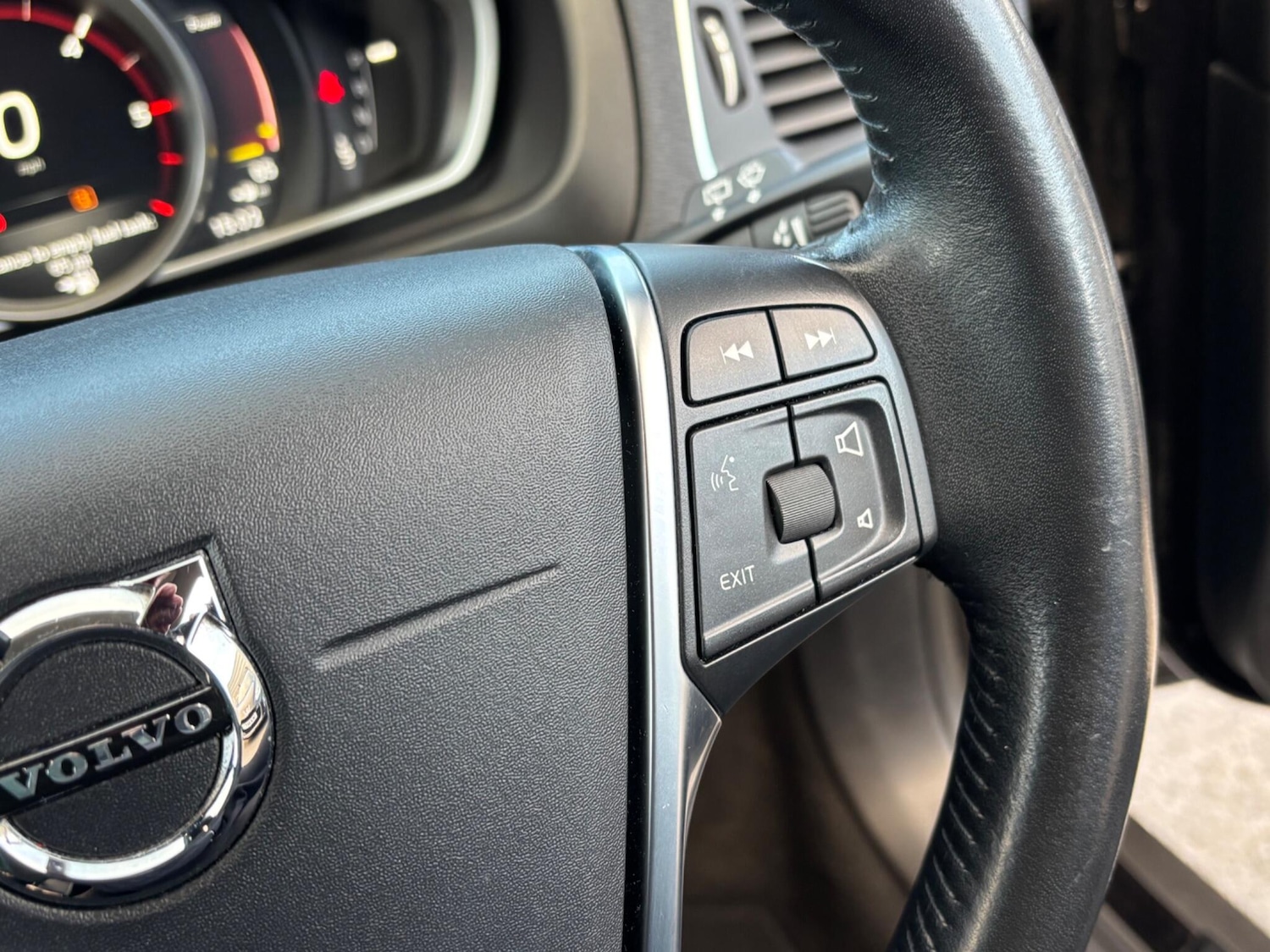 Used Volvo V40 2017 for sale - 77098078: Photo 71