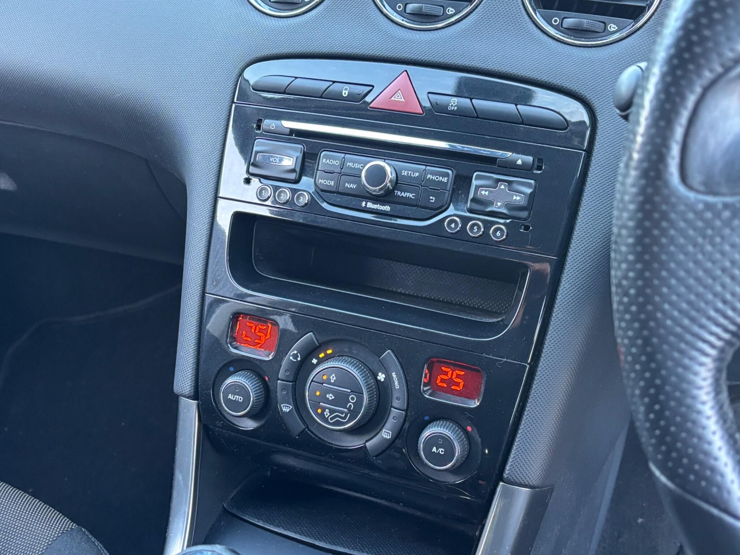 Used Peugeot 308 2013 for sale - 76936323: Photo 18