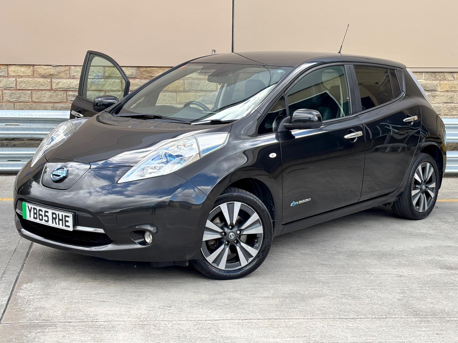 Used Nissan Leaf 2015 for sale - 76109300: Photo 2