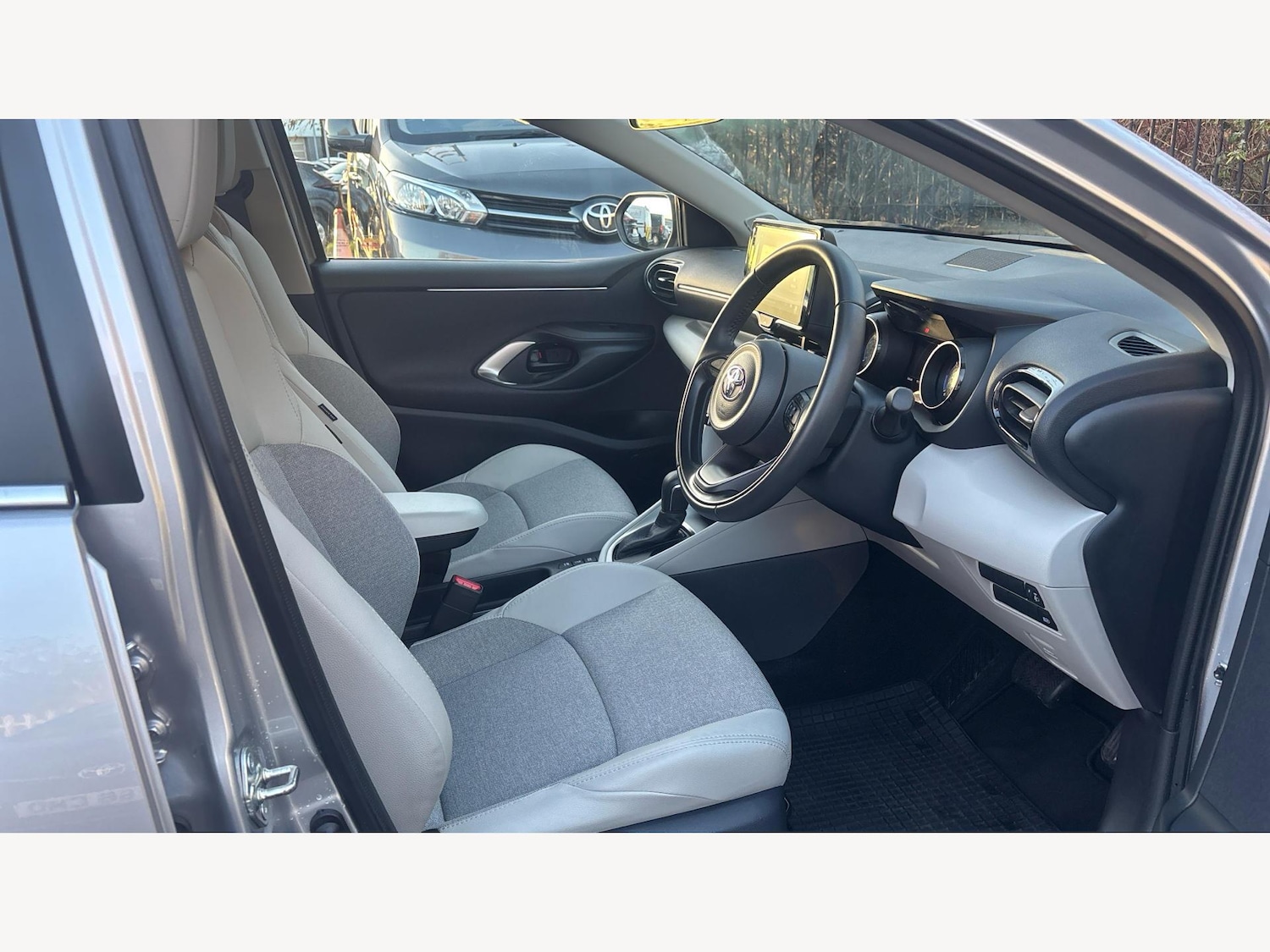 Used Toyota Yaris 2023 for sale - 77017142: Photo 13