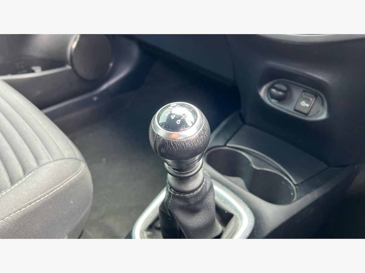 Used Toyota Yaris 2019 for sale - 78147860: Photo 28