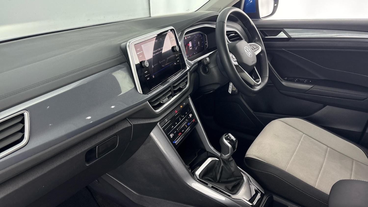 Used Volkswagen T-Roc 2023 for sale - 77602189: Photo 2