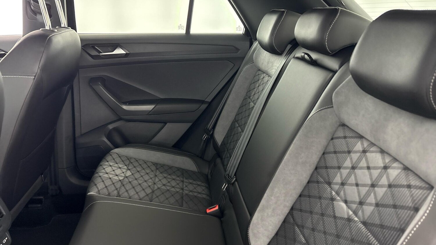 Used Volkswagen T-Roc 2025 for sale - 77760900: Photo 31