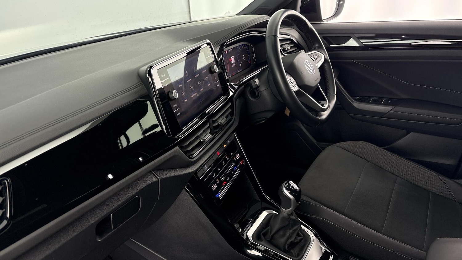 Used Volkswagen T-Roc 2023 for sale - 77506388: Photo 2