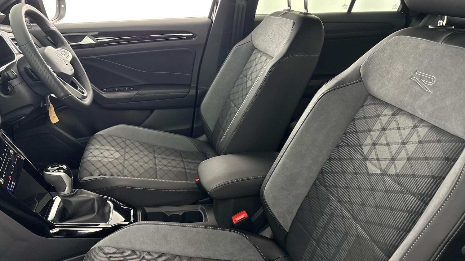 Used Volkswagen T-Roc 2025 for sale - 77881259: Photo 32