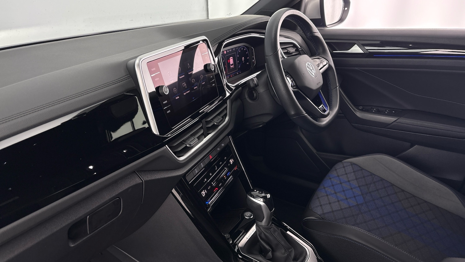 Used Volkswagen T-Roc 2023 for sale - 78212081: Photo 2