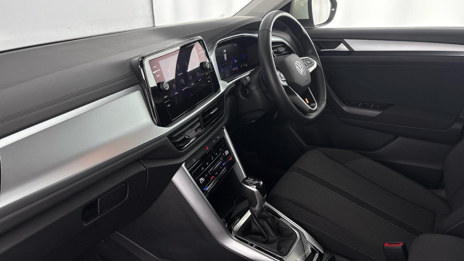 Used Volkswagen T-Roc 2024 for sale - 77602477: Photo 2