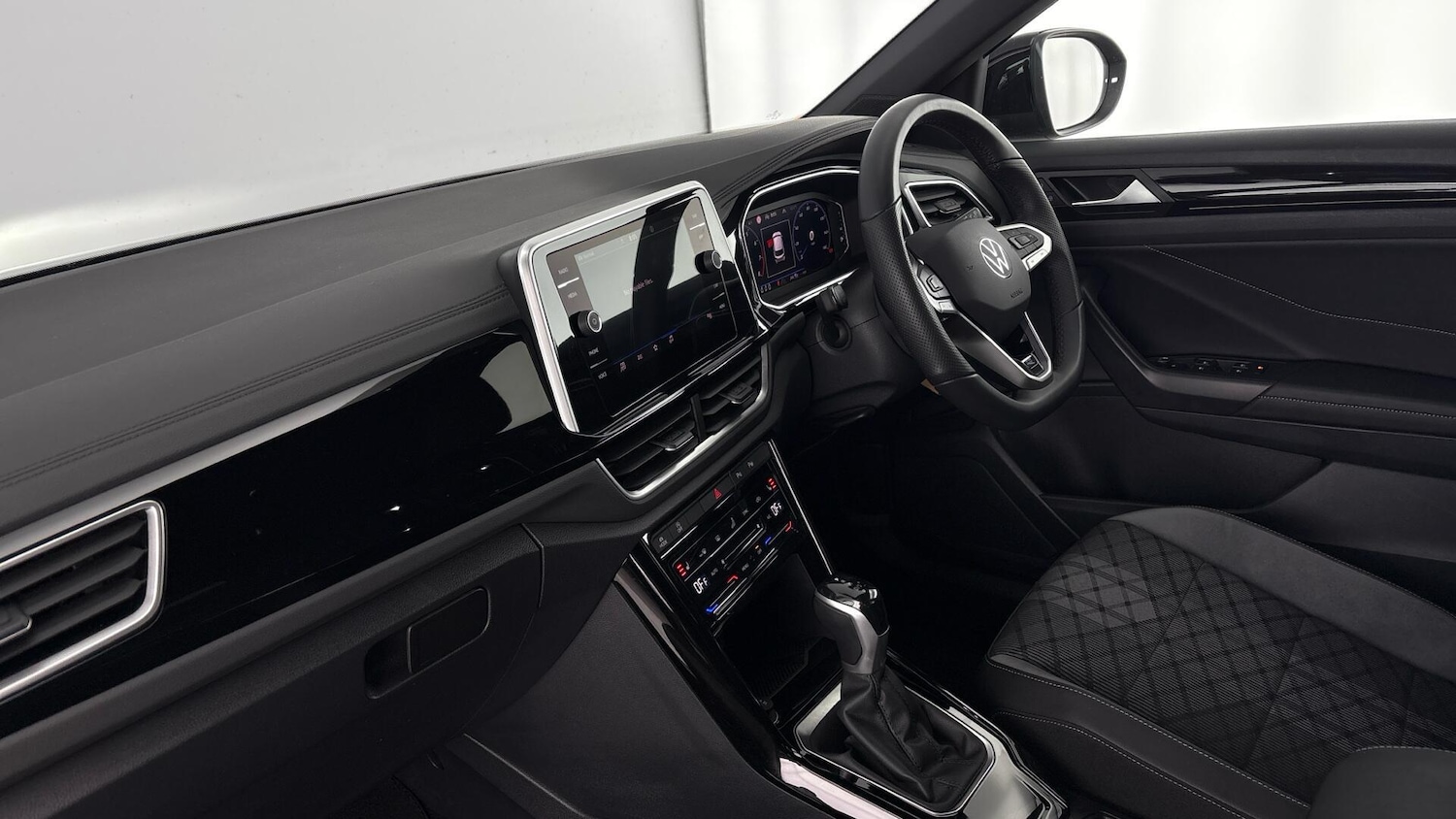 Used Volkswagen T-Roc 2025 for sale - 77602517: Photo 2