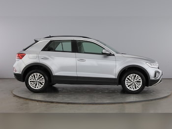 Used Volkswagen T-Roc 2023 for sale - 77602323: Photo