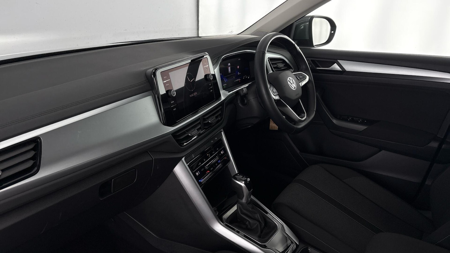 Used Volkswagen T-Roc 2024 for sale - 77602480: Photo 2