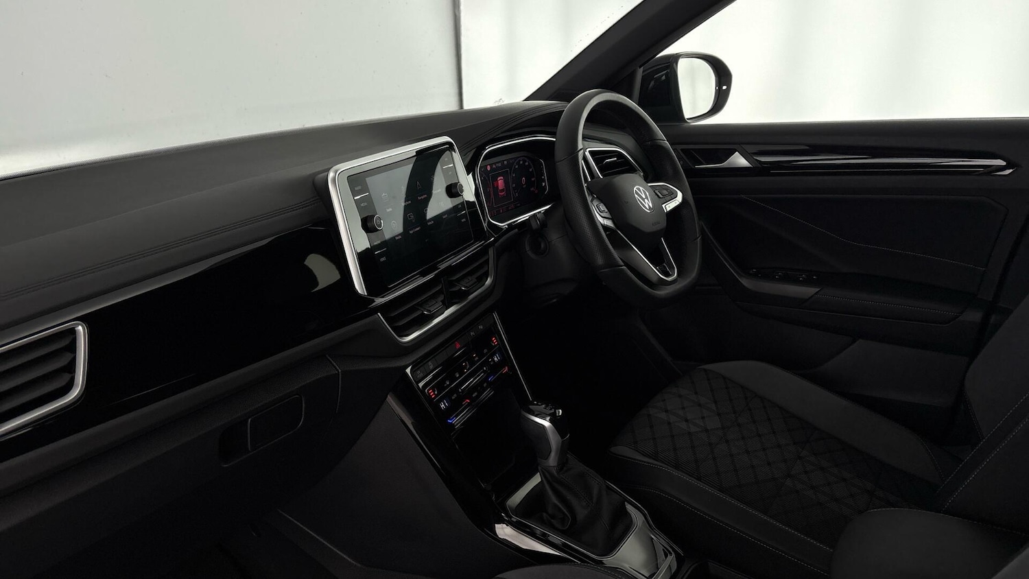 Used Volkswagen T-Roc 2025 for sale - 77506145: Photo 2