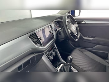 Used Volkswagen T-Roc 2021 for sale - 76405227: Photo