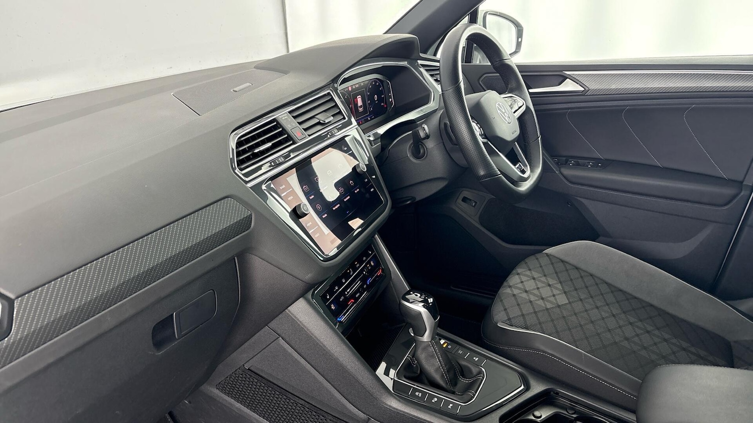 Used Volkswagen Tiguan 2023 for sale - 77619231: Photo 2