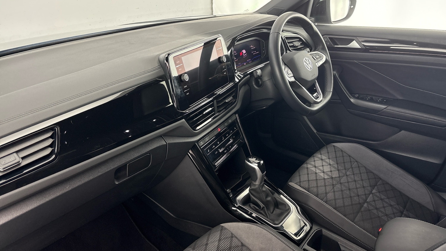 Used Volkswagen T-Roc 2024 for sale - 77903420: Photo 2