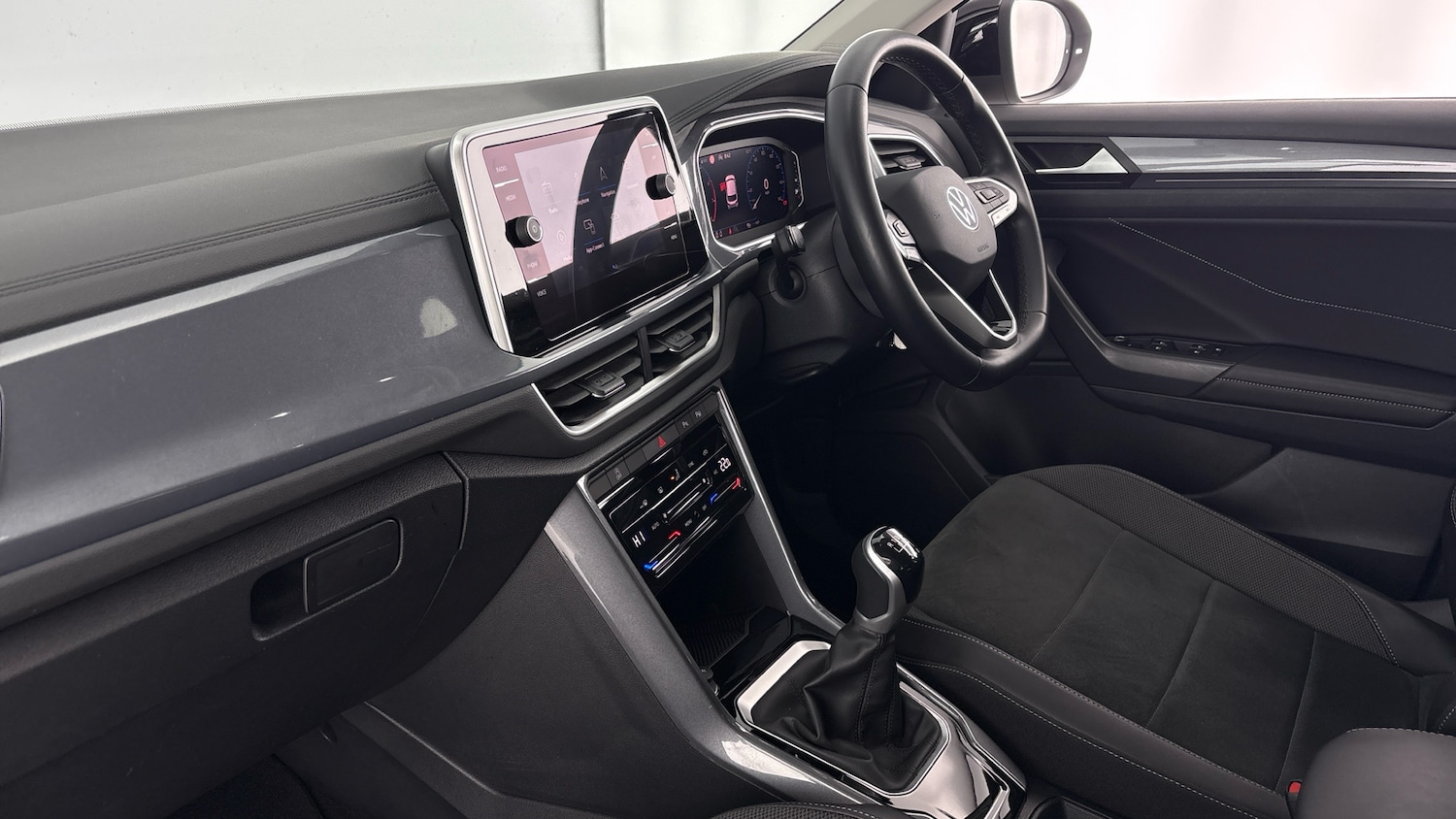 Used Volkswagen T-Roc 2023 for sale - 78042226: Photo 2