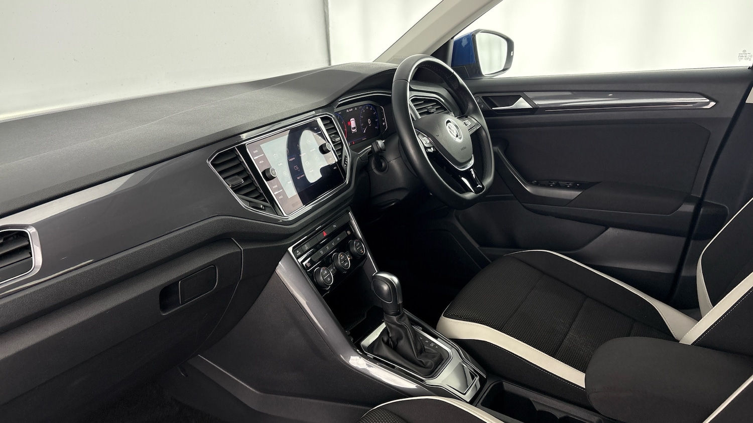 Used Volkswagen T-Roc 2021 for sale - 77602420: Photo 2