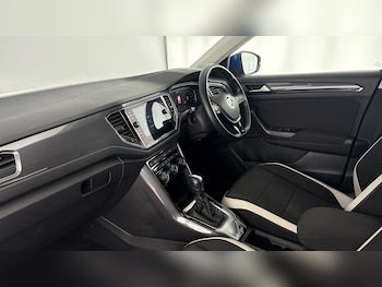 Used Volkswagen T-Roc 2021 for sale - 77602420: Photo