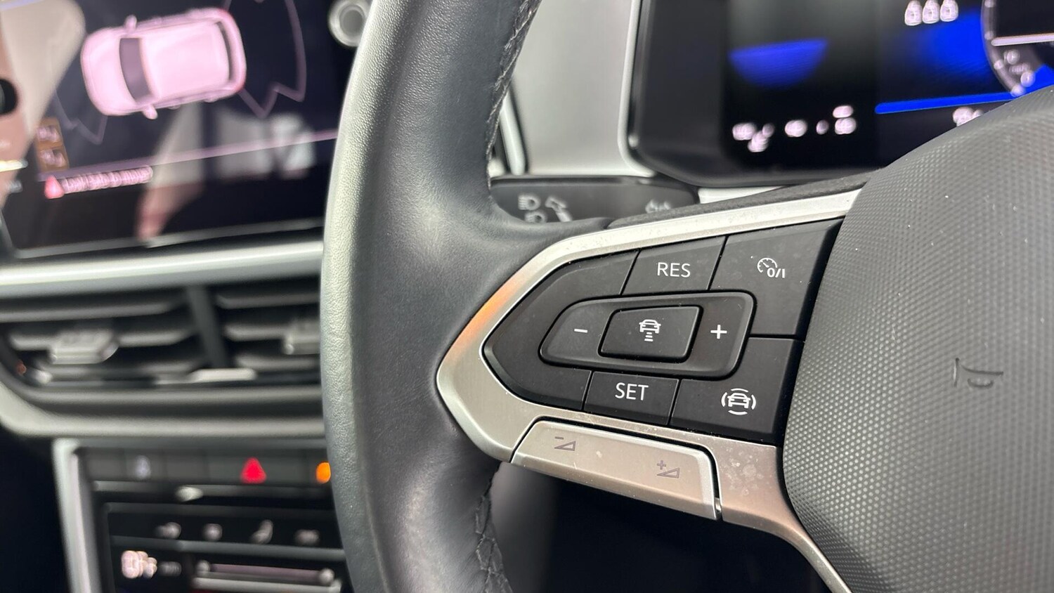 Used Volkswagen T-Roc 2023 for sale - 77872304: Photo 12