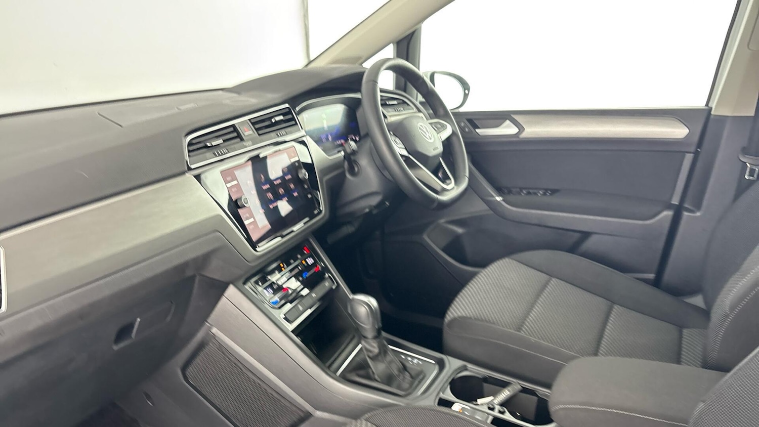 Used Volkswagen Touran 2024 for sale - 77602493: Photo 2