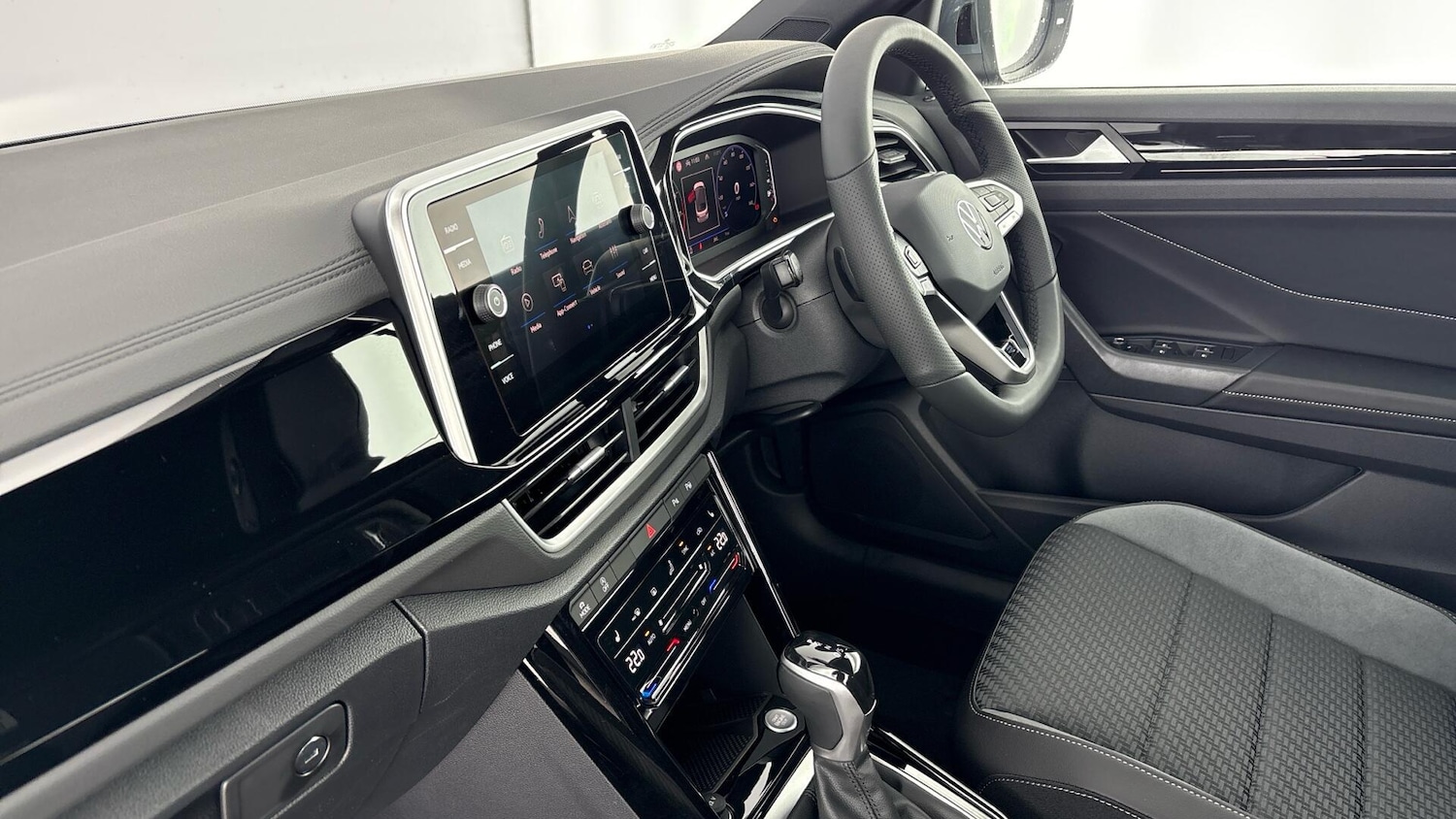 Used Volkswagen T-Roc 2025 for sale - 77506356: Photo 2