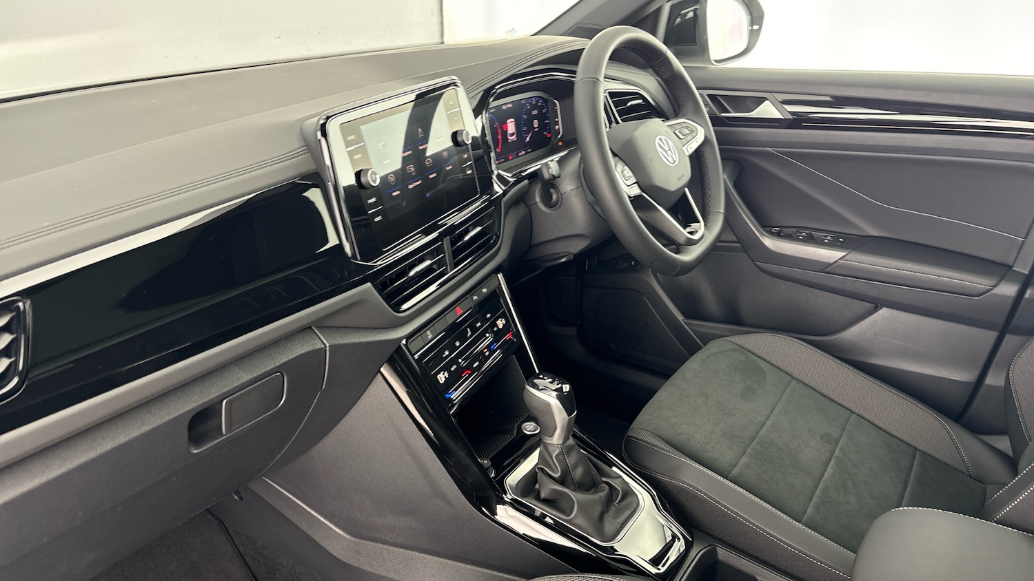 Used Volkswagen T-Roc 2026 for sale - 78210394: Photo 2