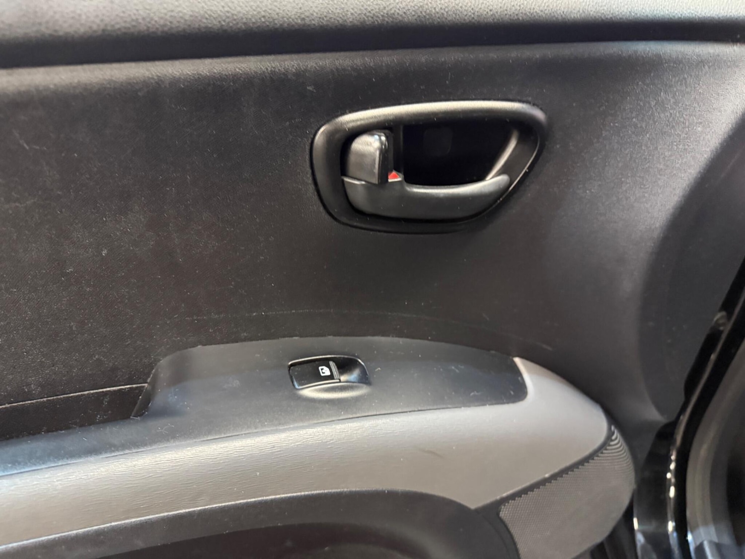 Used Hyundai i10 2012 for sale - 76433282: Photo 24