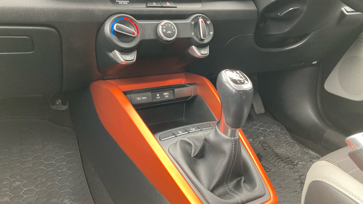 Used Kia Stonic 2019 for sale - 76329925: Photo 13