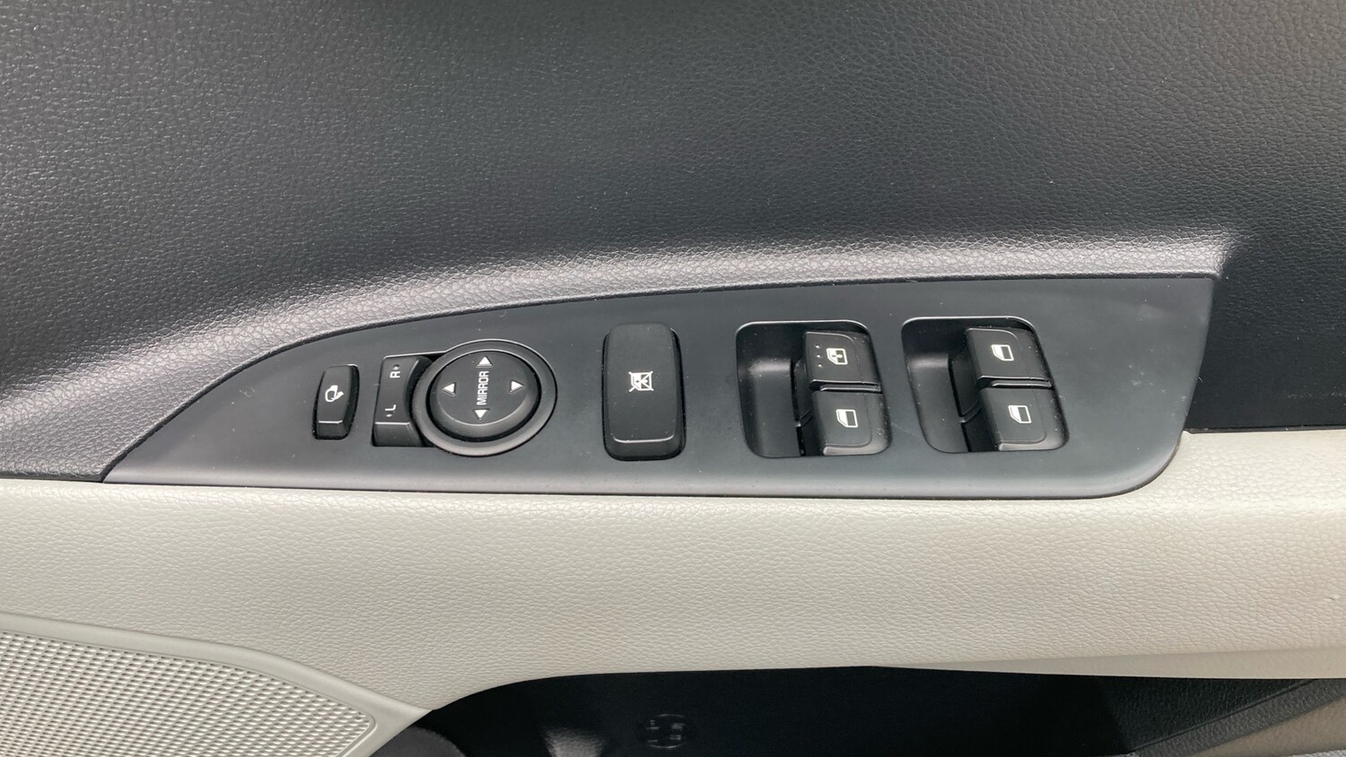 Used Kia Stonic 2019 for sale - 76329925: Photo 34