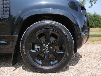 Used Land Rover Defender 110 2022 for sale - 79165170: Photo