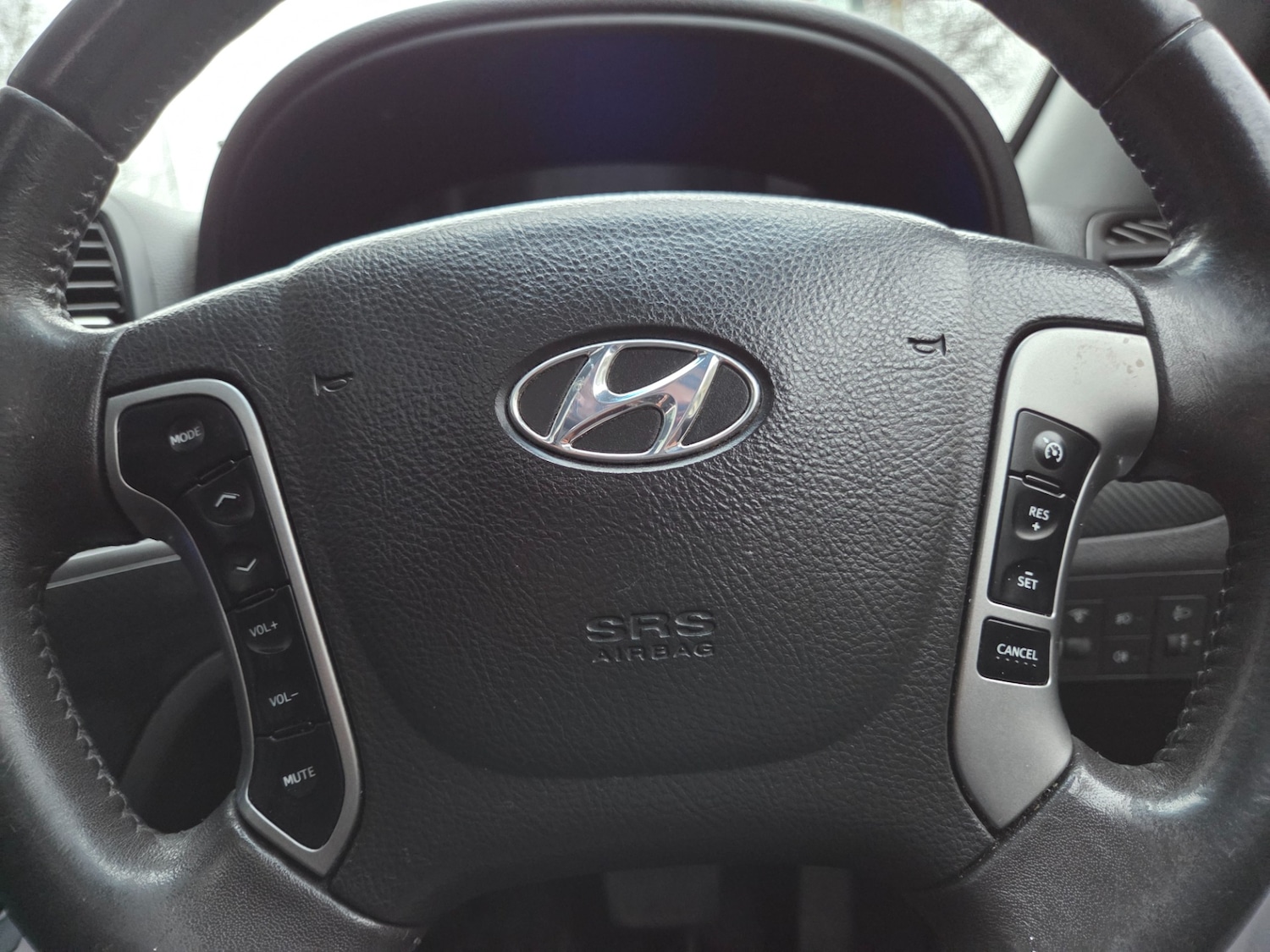 Used Hyundai Santa Fe 2010 for sale - 77142916: Photo 15