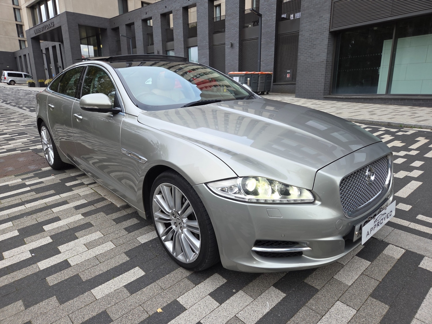 Used Jaguar XJ 2010 for sale - 76211960: Photo 2
