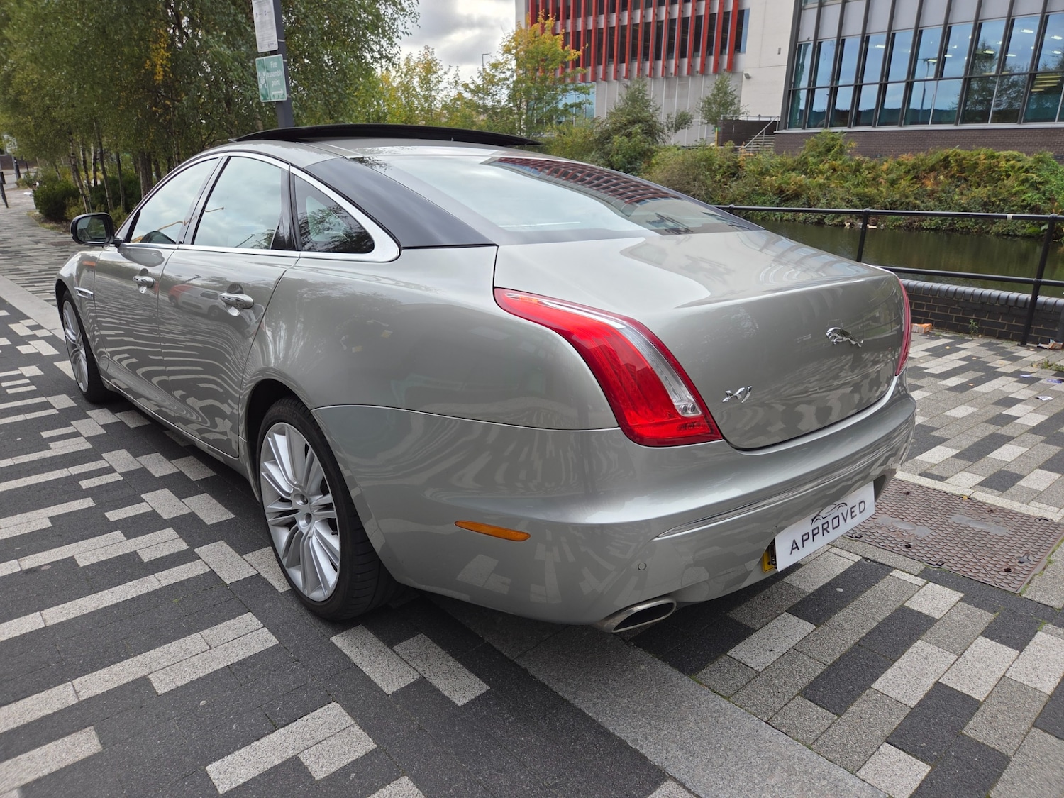Used Jaguar XJ 2010 for sale - 76211960: Photo 3
