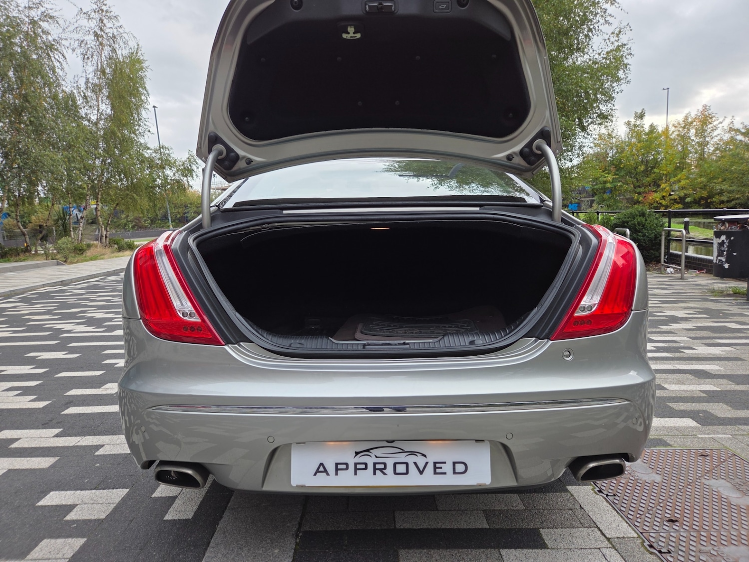 Used Jaguar XJ 2010 for sale - 76211960: Photo 6