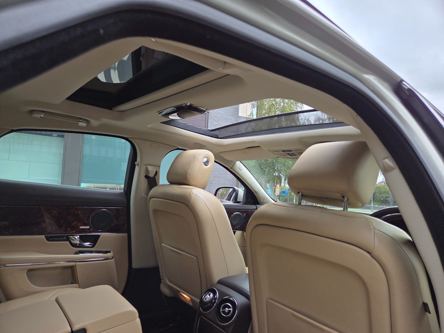 Used Jaguar XJ 2010 for sale - 76211960: Photo 9